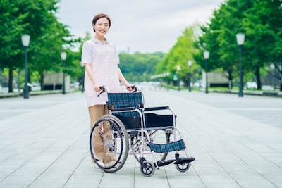 介護職が車椅子を押している