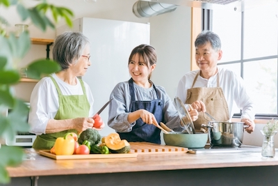 在宅介護をする様子（料理）